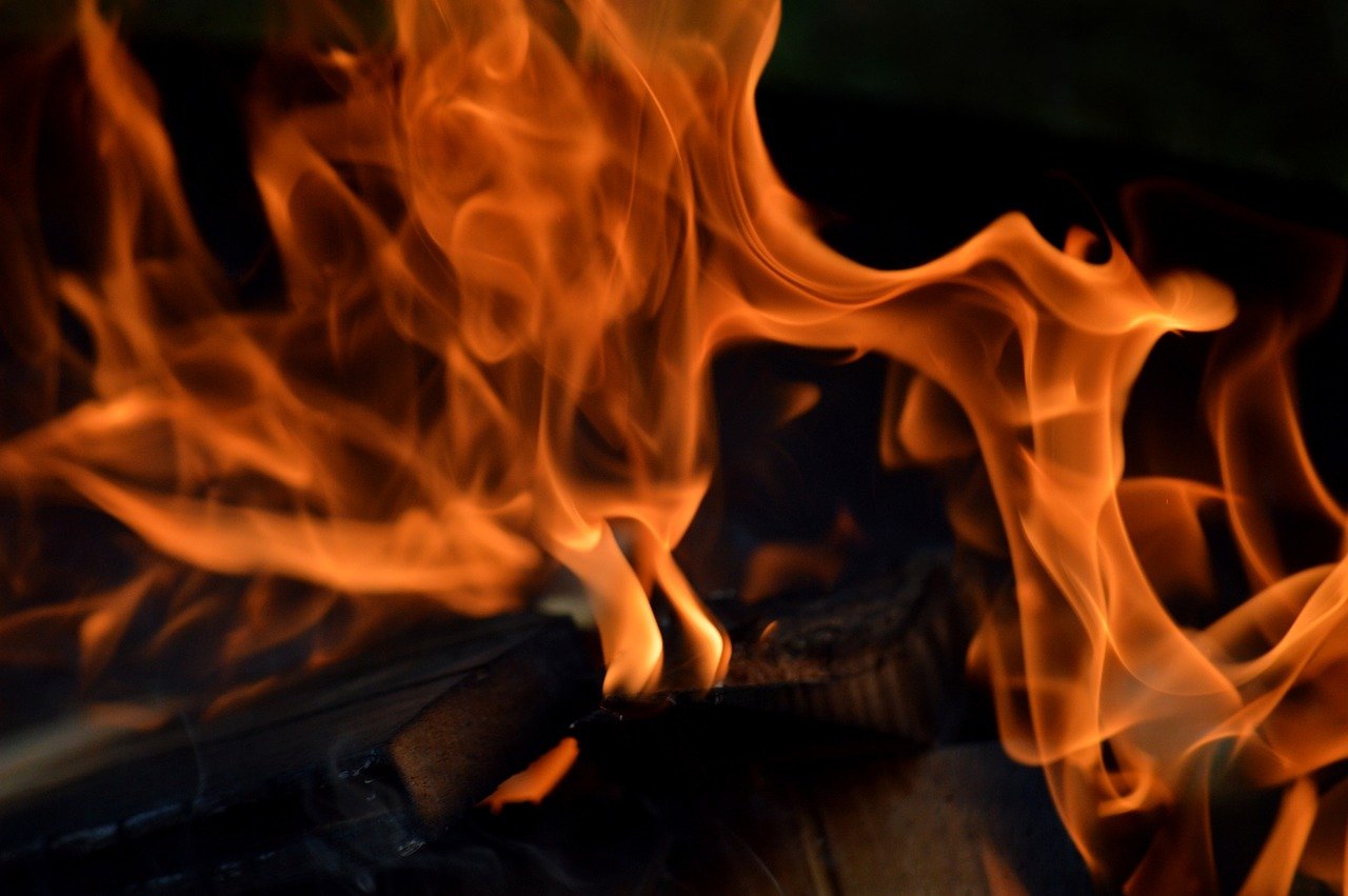 réparez votre cheminée qui fume rapidement et efficacement avec nos solutions professionnelles pour un feu propre et sécuritaire.